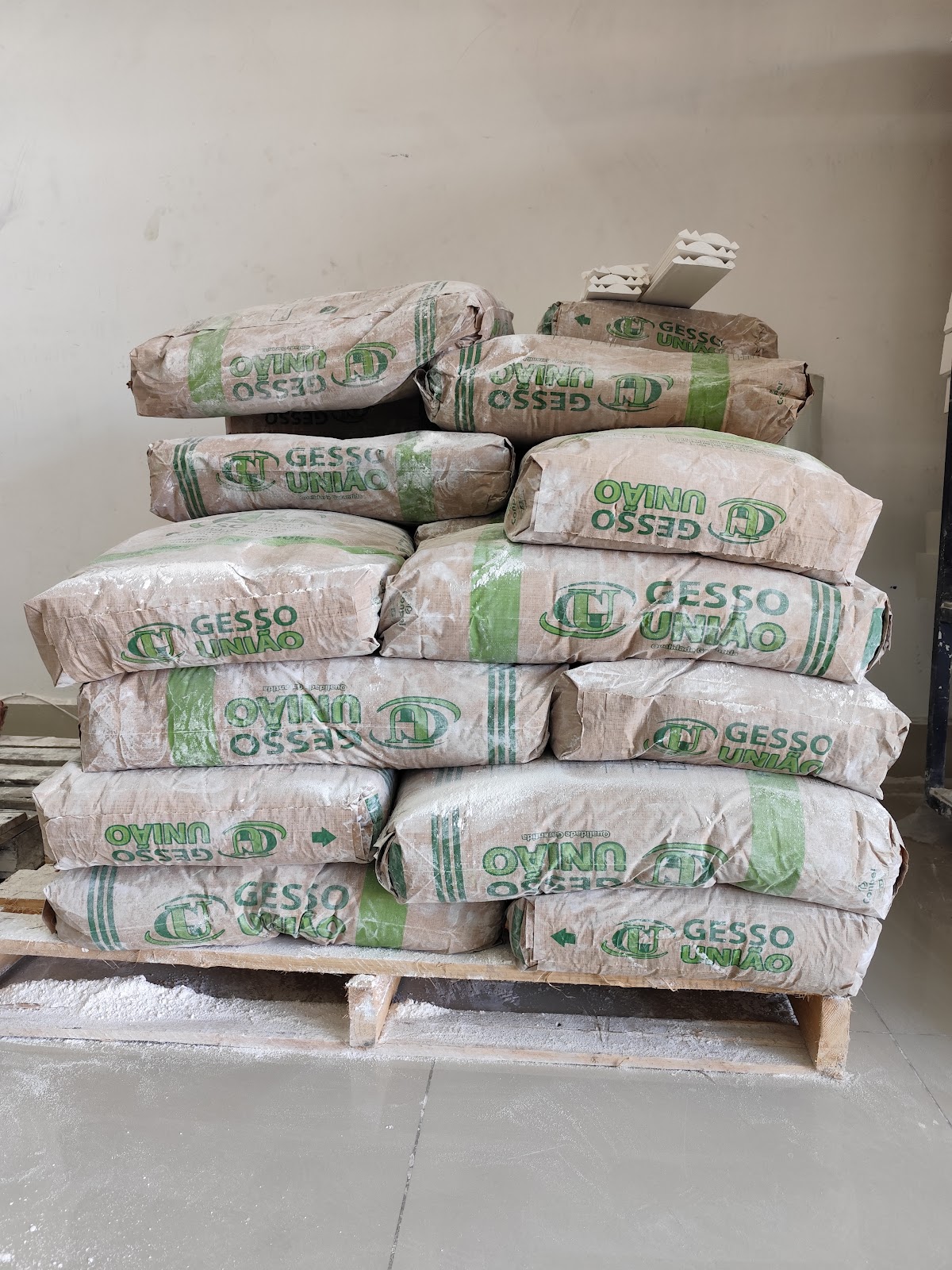 Palete com sacas de gesso em pó empilhadas no salão da loja